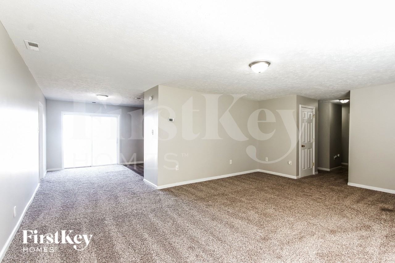 1127 S Lockburn St - Photo 6 of 19