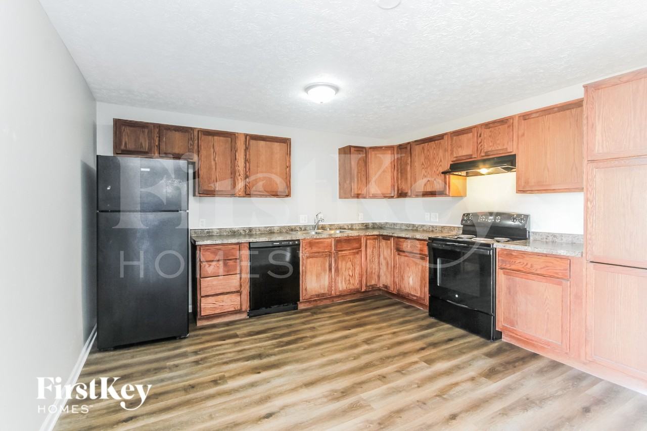 1127 S Lockburn St - Photo 7 of 19