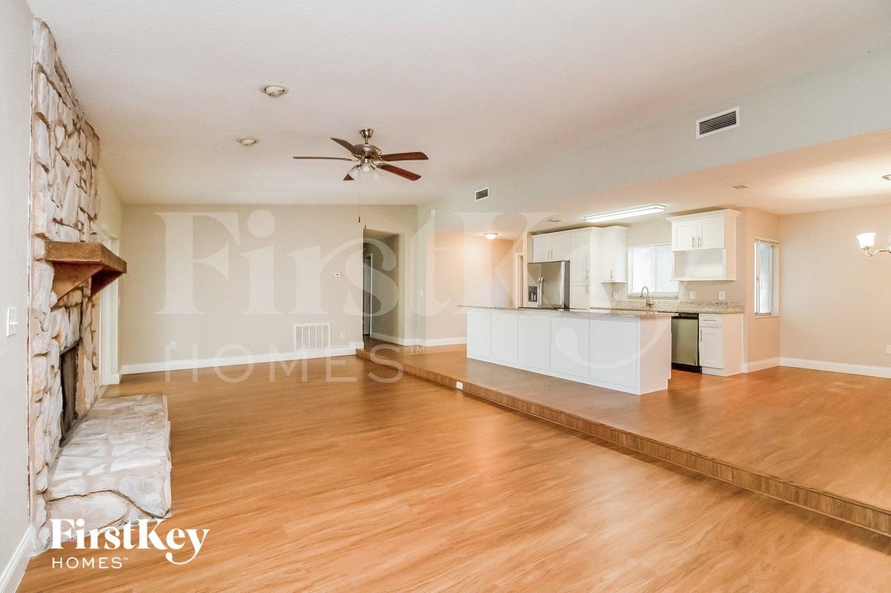 1013 Taproot Dr - Photo 3 of 15