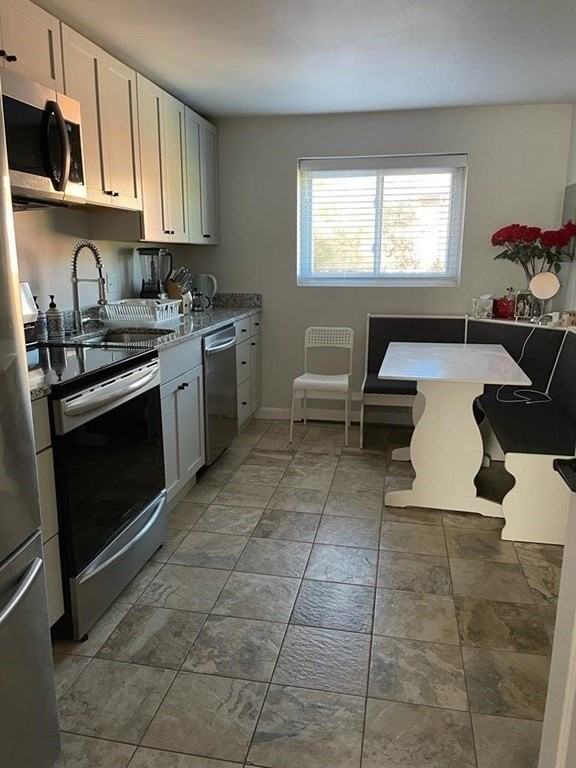 34 Bryon Rd Apt 3 - Photo 2 of 13