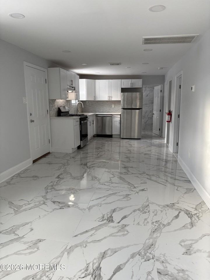 105 Floyd Ln - Photo 3 of 9