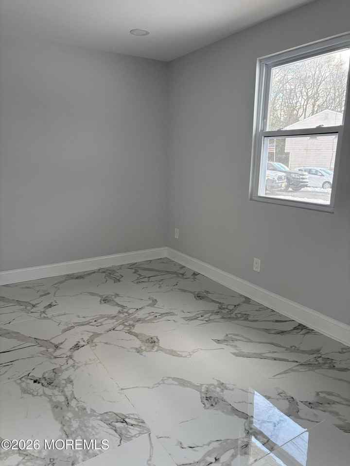 105 Floyd Ln - Photo 4 of 9