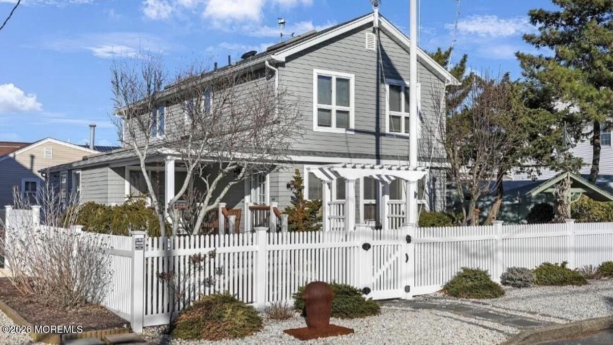 106 Surf Dr - Photo 2 of 32