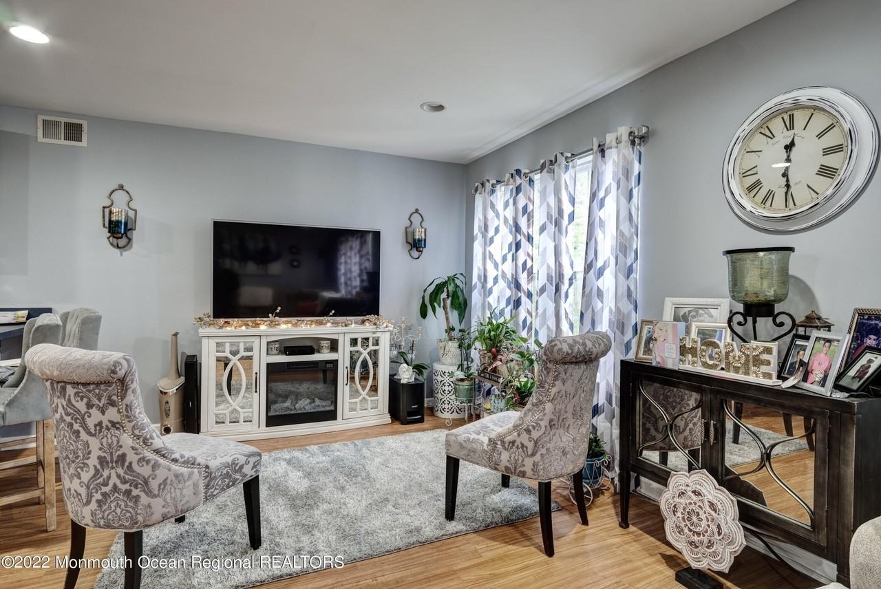 590 Beachway Ave - Photo 4 of 32