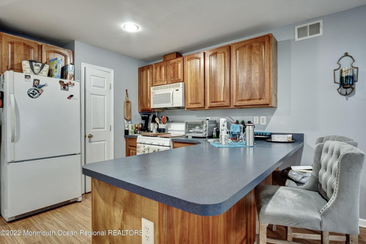 590 Beachway Ave - Photo 6 of 32