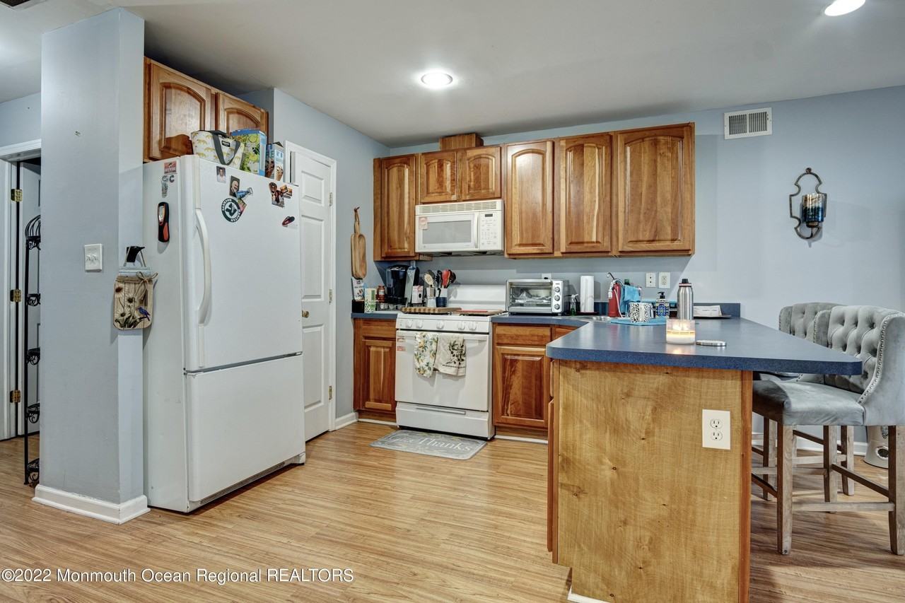 590 Beachway Ave - Photo 7 of 32