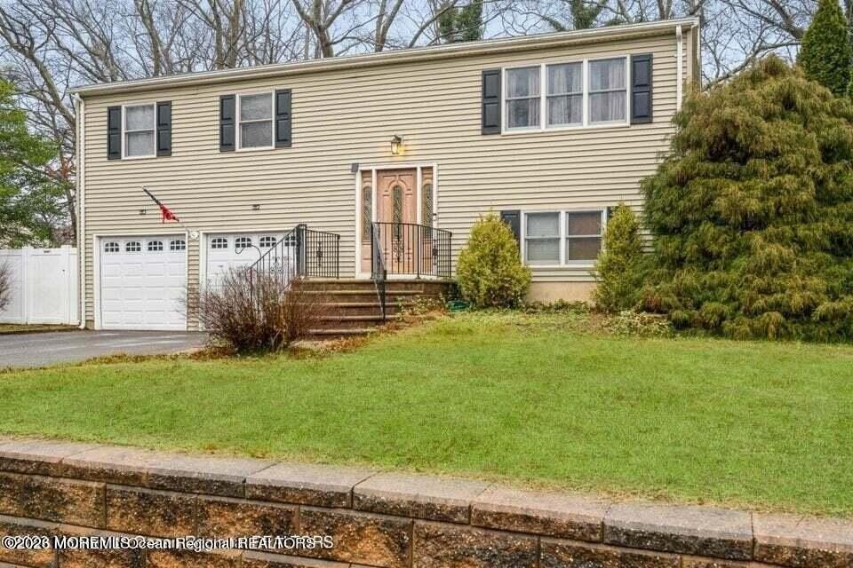 37 Pine Tree Dr - Photo 2 of 14