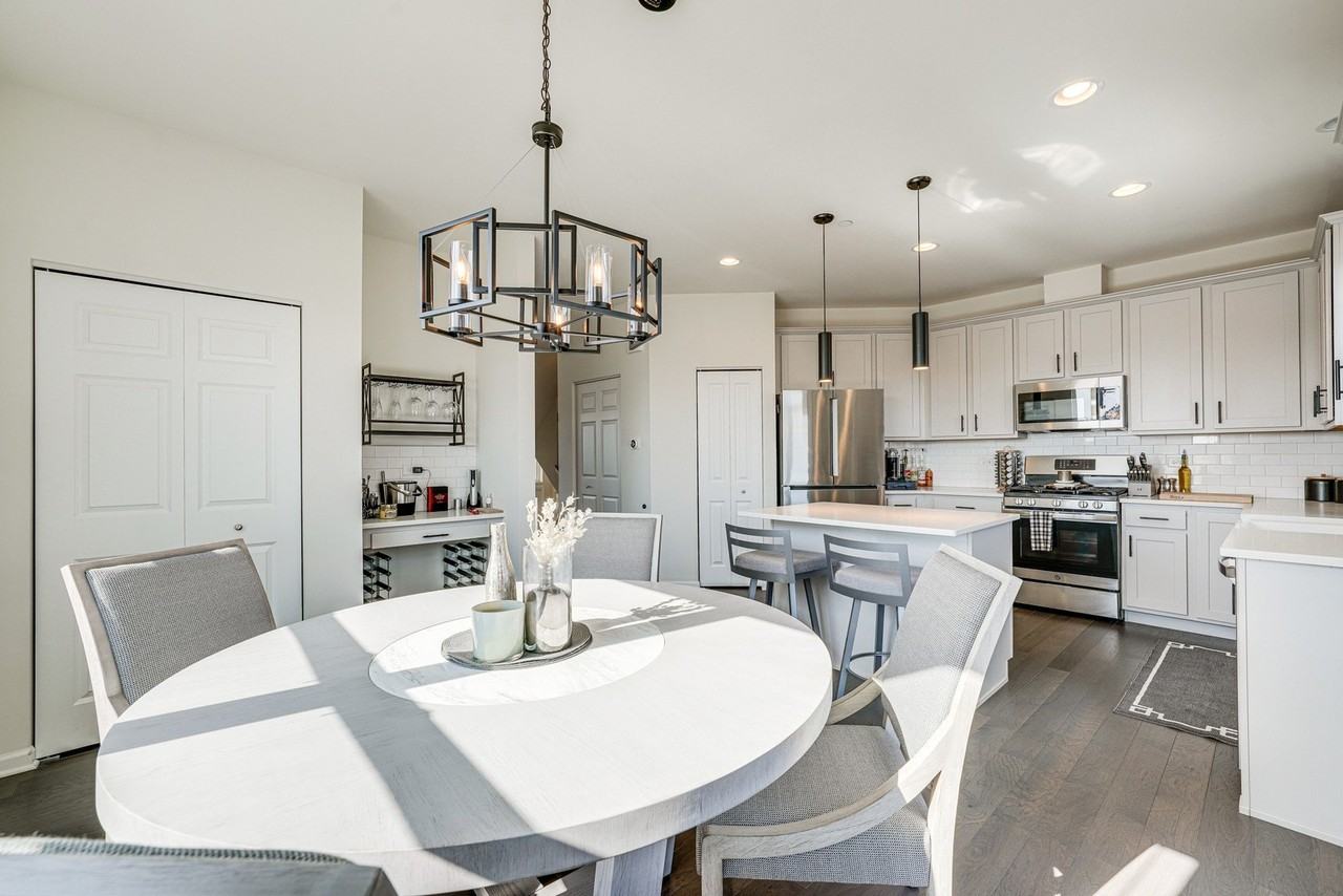 3S530 Cambridge Ct - Photo 6 of 26