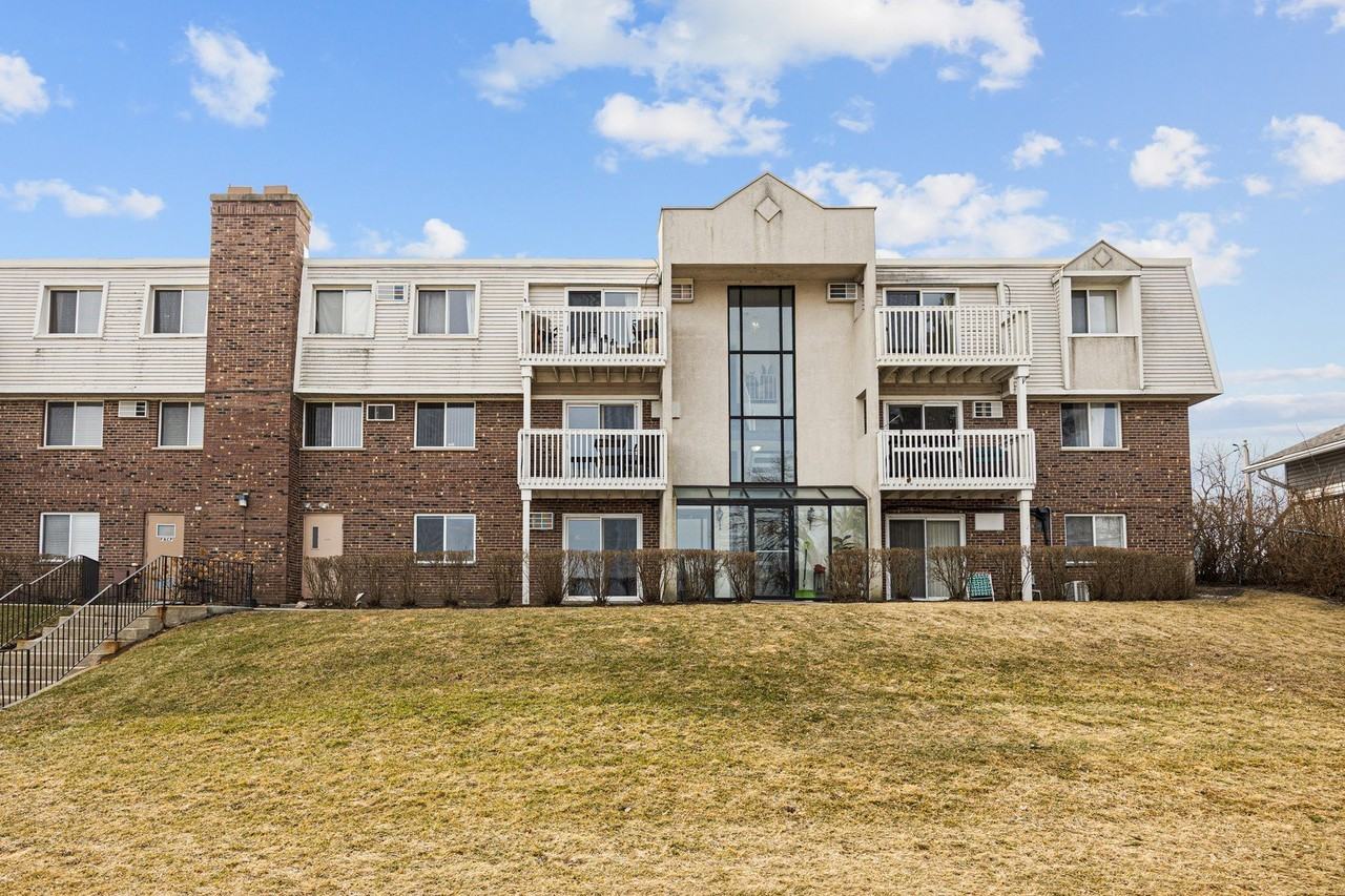 155 E Mill St Apt 3 - Photo 2 of 16