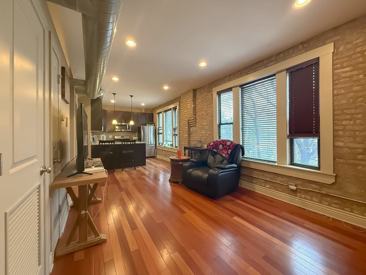 1946 W Newport Ave Apt 3e - Photo 2 of 13