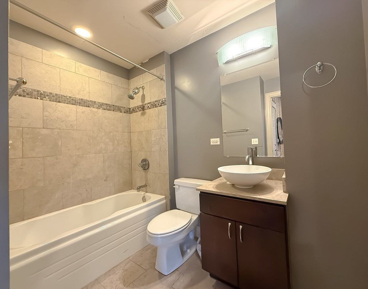 1946 W Newport Ave Apt 3e - Photo 6 of 13