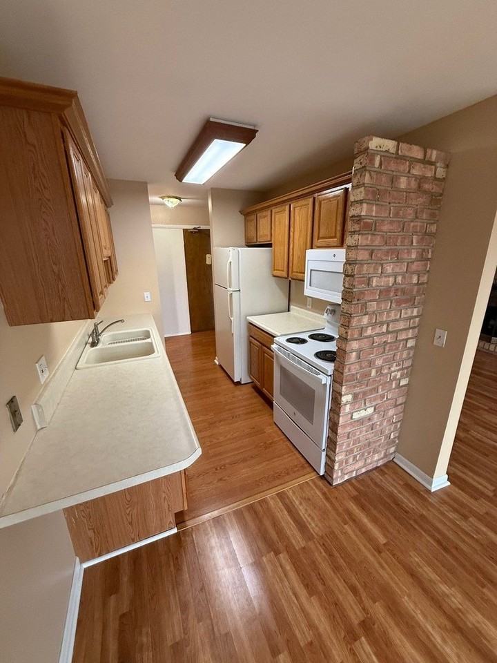 5500 Hillcrest Ln Apt 3c - Photo 2 of 10