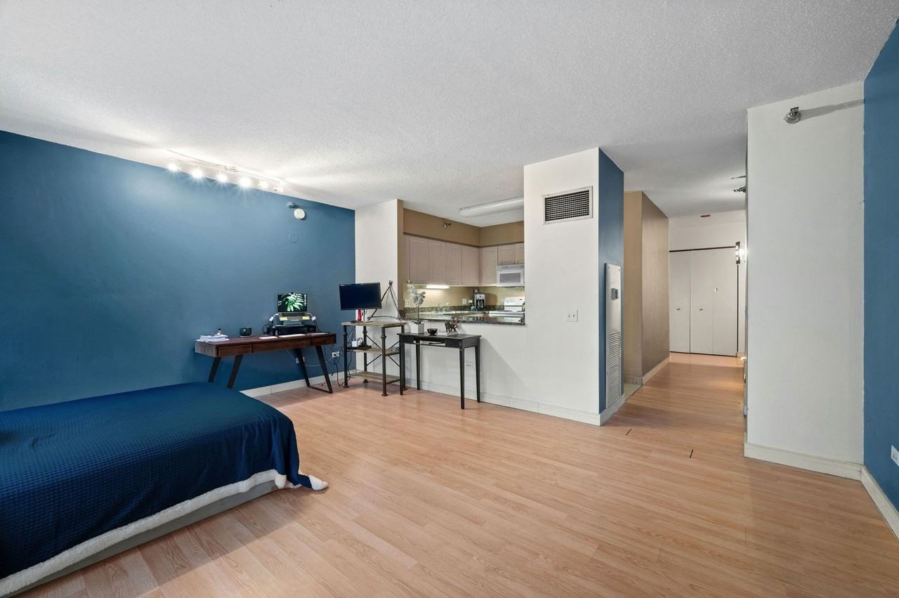 512 N Mcclurg Ct Apt 708 - Photo 7 of 21