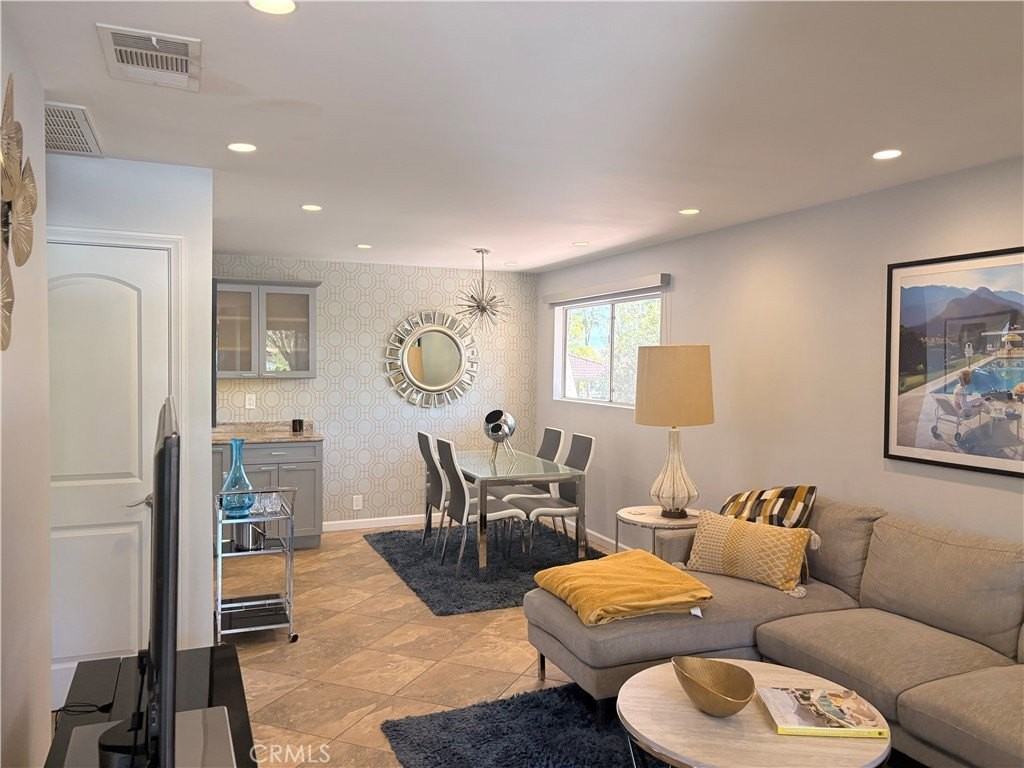 510 N Villa Ct - Photo 2 of 44