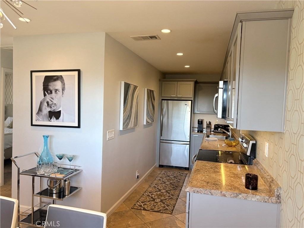 510 N Villa Ct - Photo 5 of 44