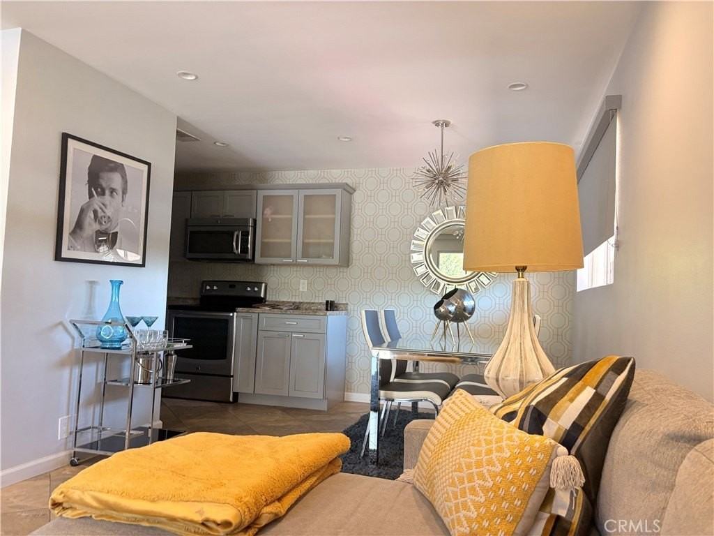 510 N Villa Ct - Photo 6 of 44