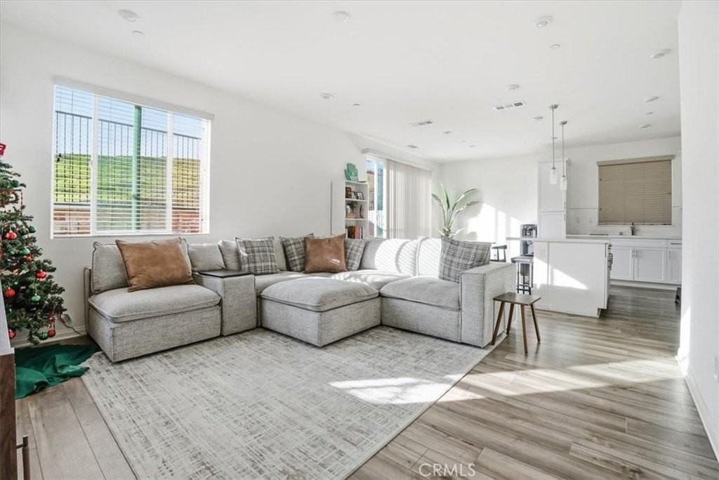 556 Enzo St - Photo 4 of 50