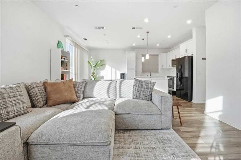 556 Enzo St - Photo 5 of 50