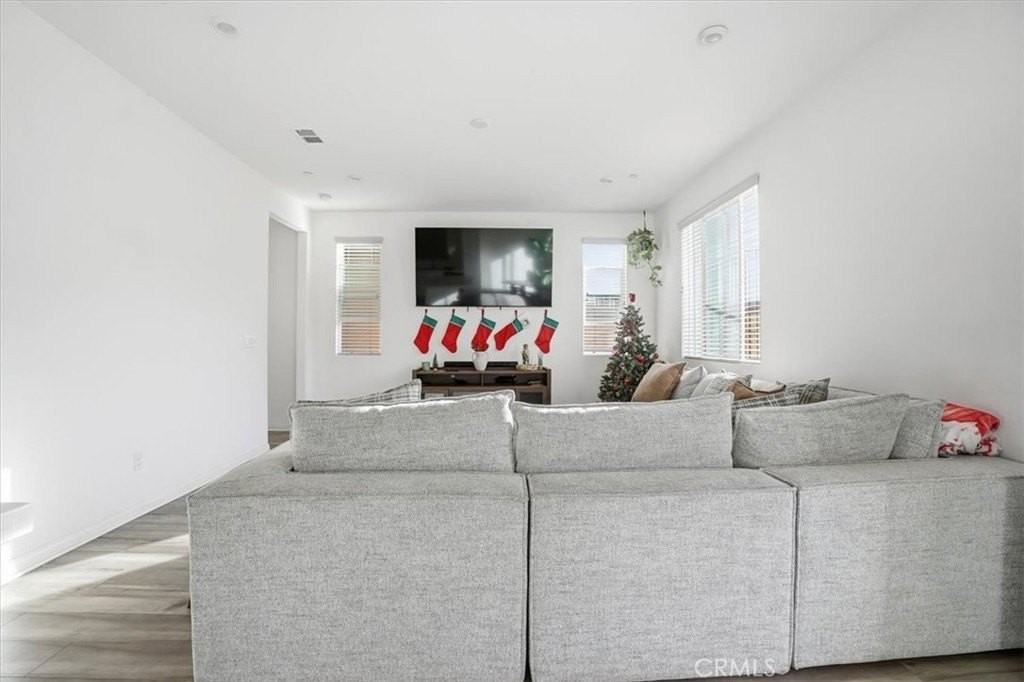 556 Enzo St - Photo 7 of 50