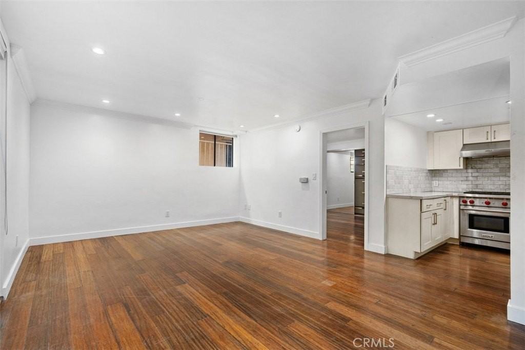 11816 Gorham Ave #110 - Photo 5 of 15