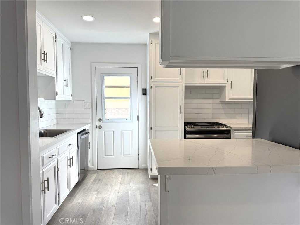 4292 Howard Ave - Photo 6 of 26