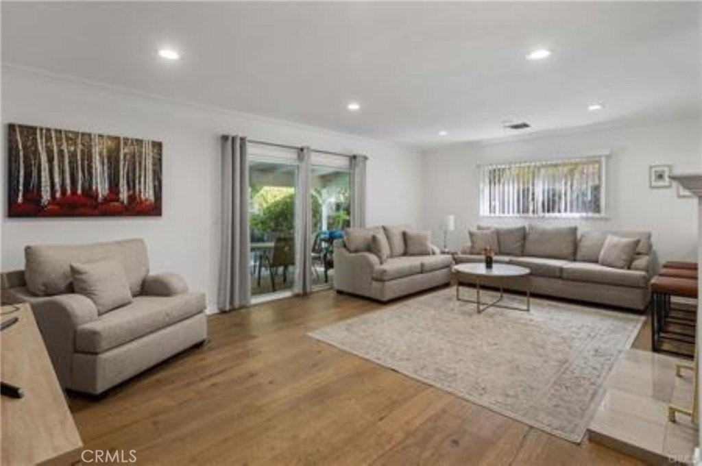 22335 Kittridge St - Photo 5 of 26