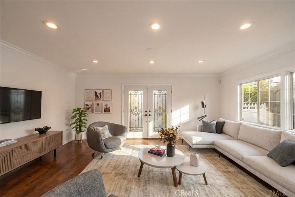 22020 Buena Ventura St - Photo 3 of 33