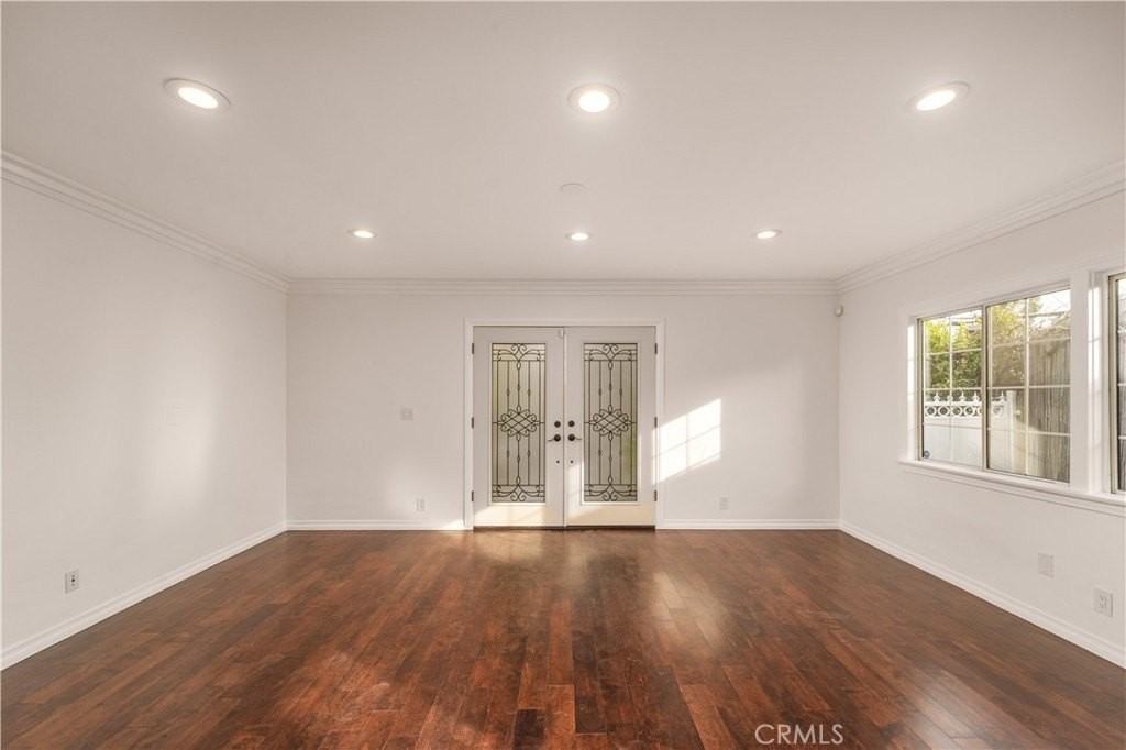 22020 Buena Ventura St - Photo 4 of 33