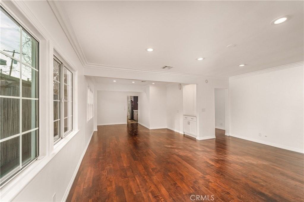 22020 Buena Ventura St - Photo 5 of 33