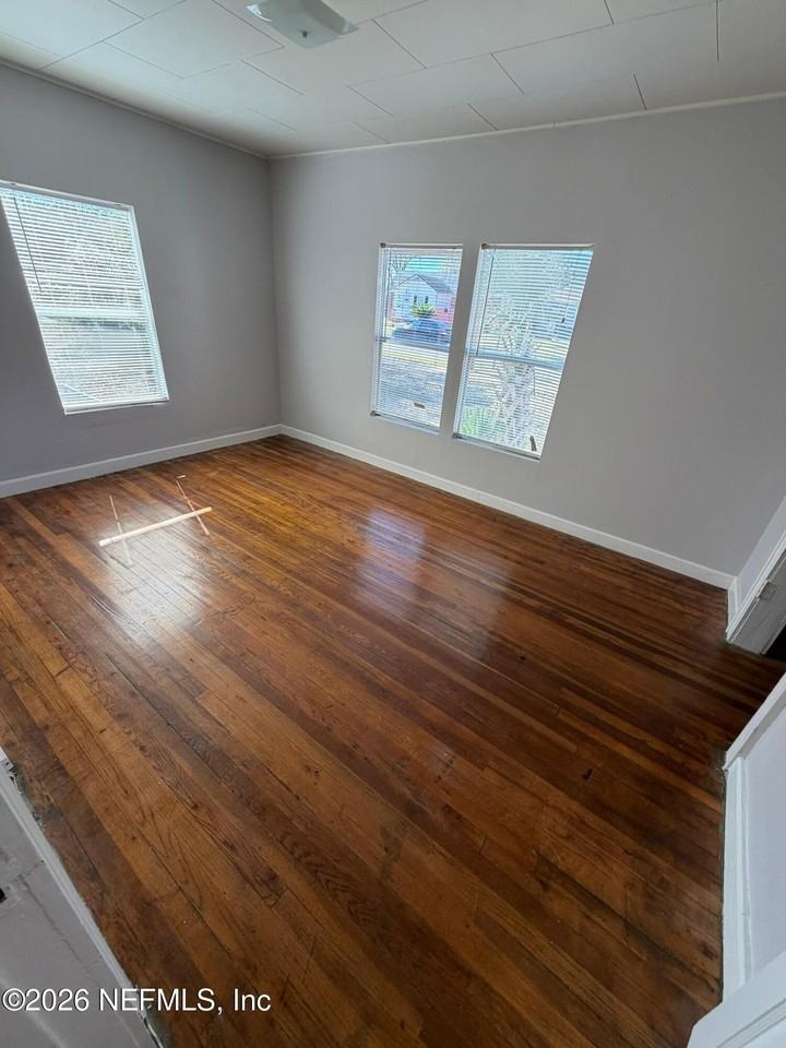 837 Saint Clair St - Photo 2 of 9