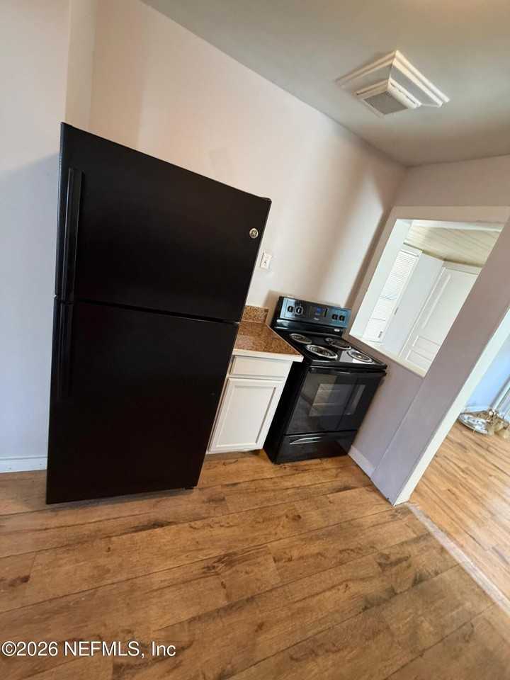 837 Saint Clair St - Photo 3 of 9