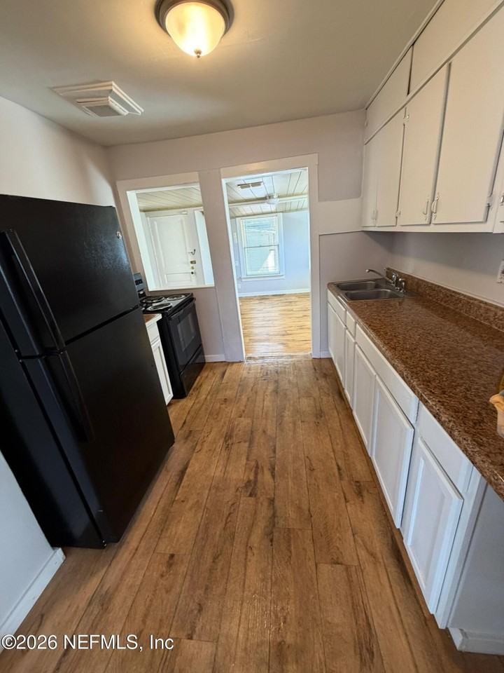 837 Saint Clair St - Photo 4 of 9