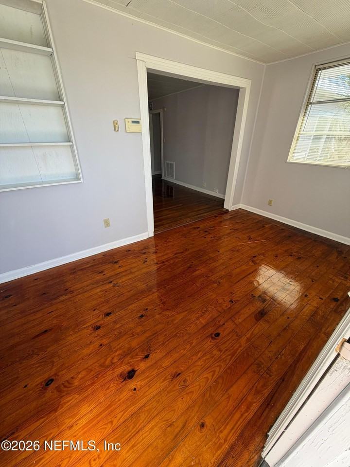 837 Saint Clair St - Photo 6 of 9