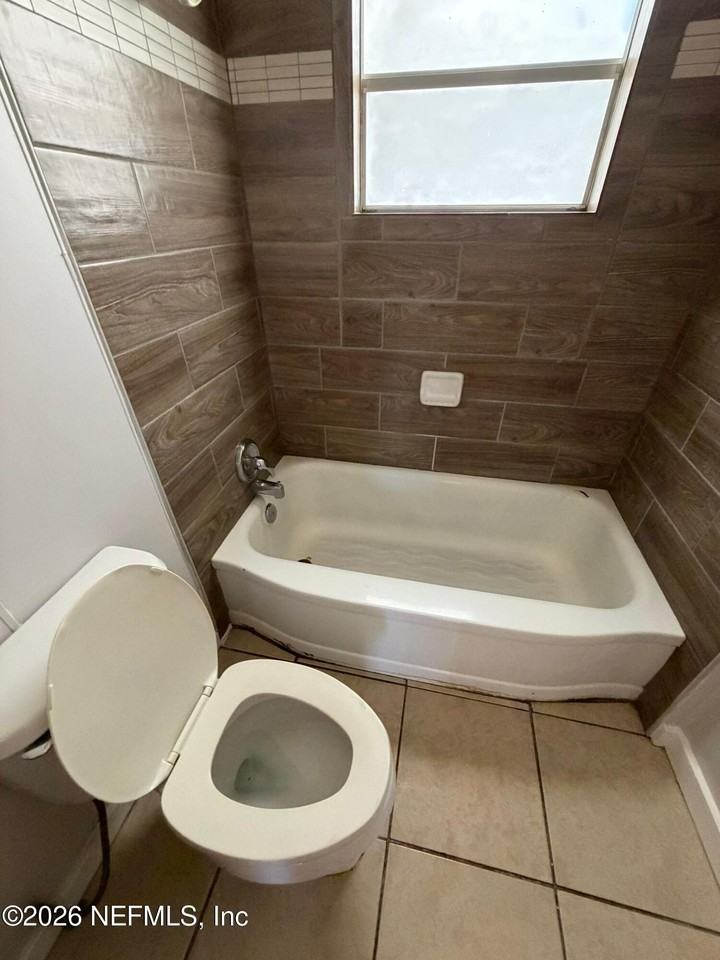 837 Saint Clair St - Photo 7 of 9