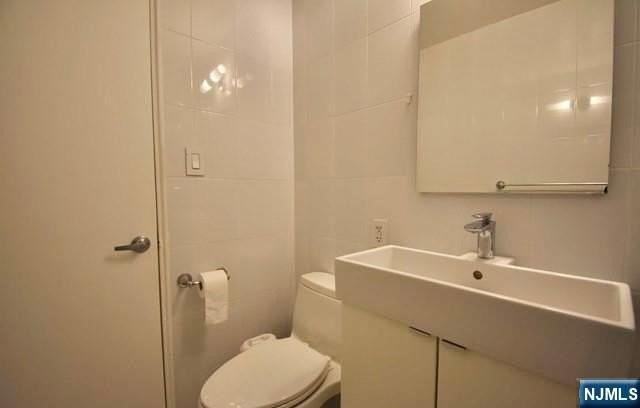 1565 Center Ave Apt 2f - Photo 5 of 13