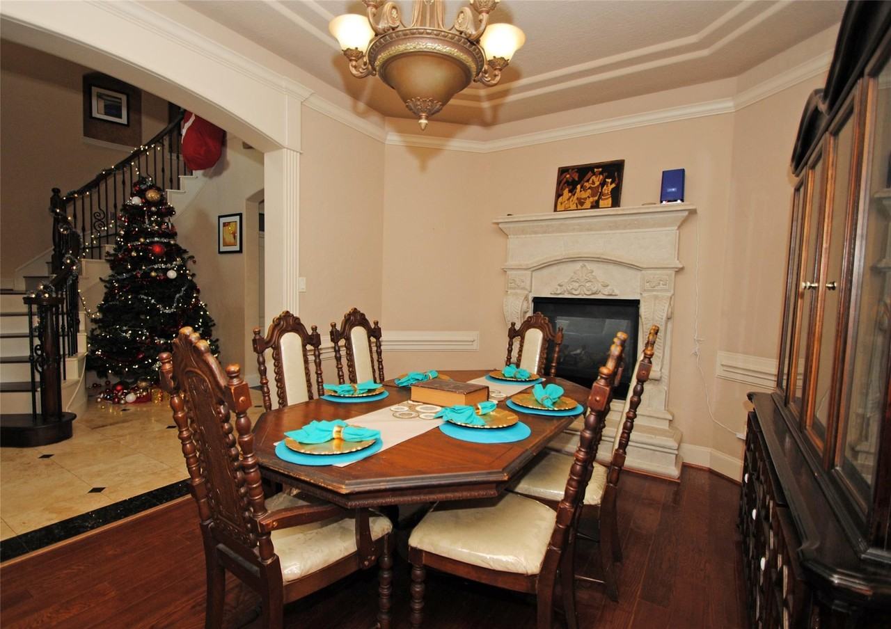 15823 Medina Lake Ln - Photo 7 of 46