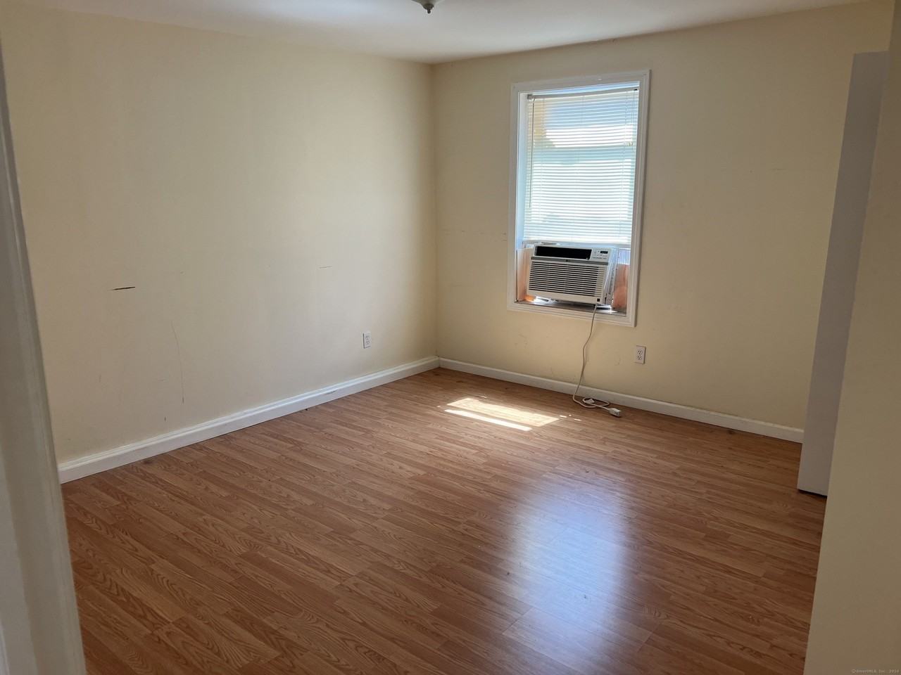 539 Howe Ave Unit 2a - Photo 7 of 9