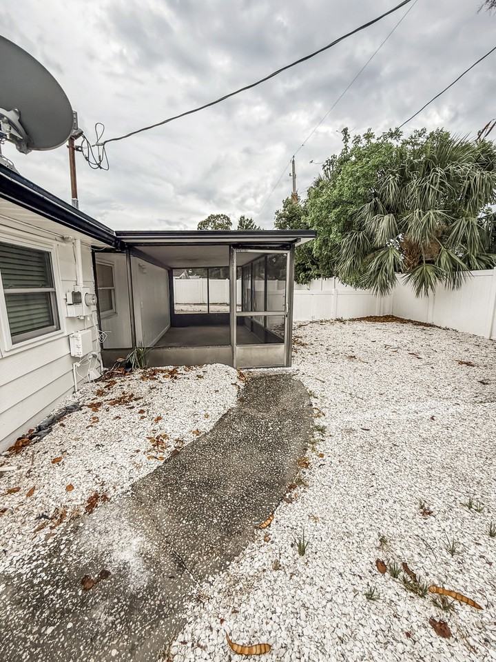 Cresthill Dr - Photo 4 of 12