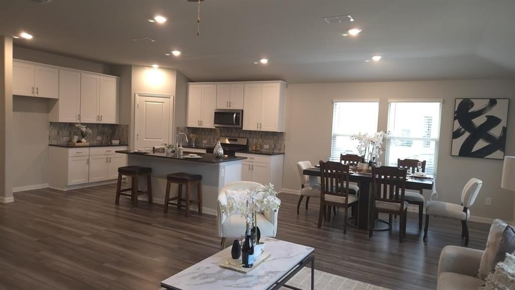 3401 Triumph Dr - Photo 5 of 25