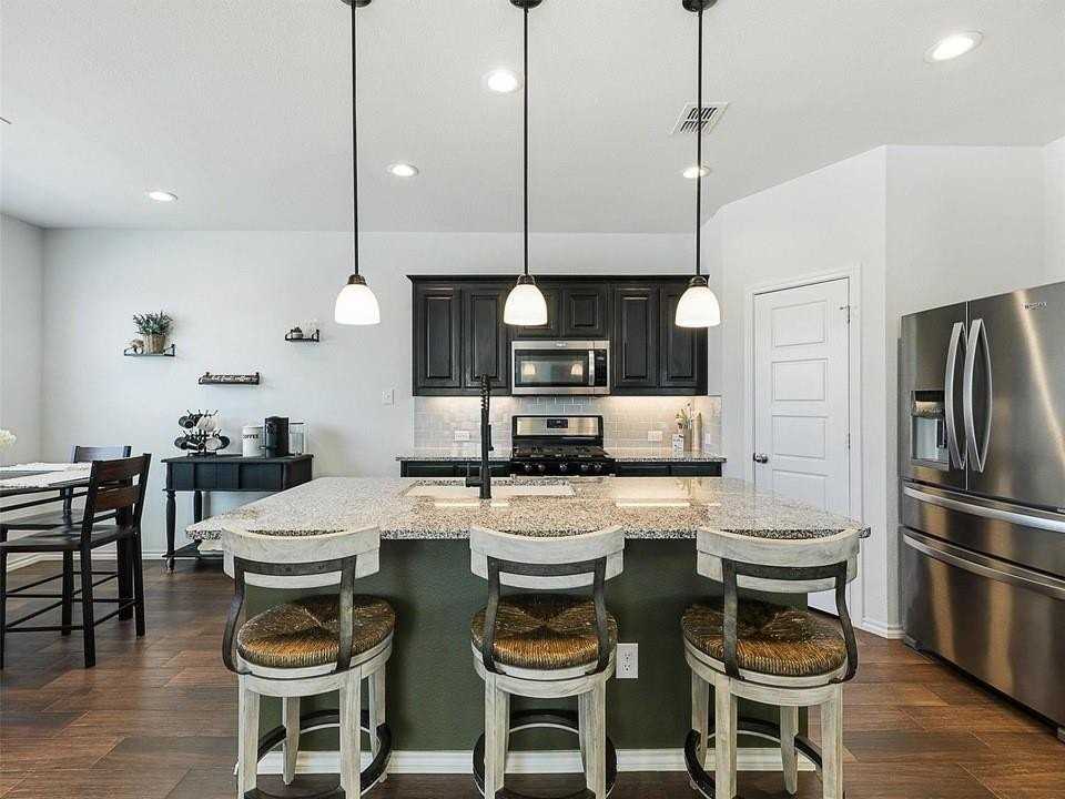 1716 Emilia Dr - Photo 3 of 12