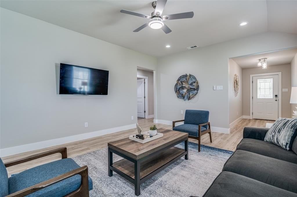 2845 Oakdale St - Photo 2 of 22