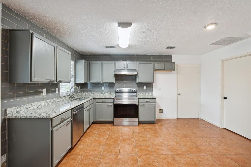 245 Queen Annes Dr - Photo 3 of 3