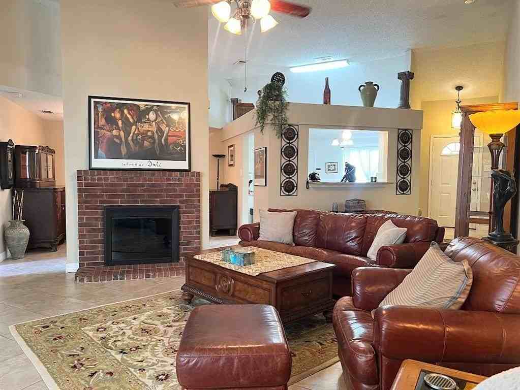 1964 Hobart Ln - Photo 5 of 15