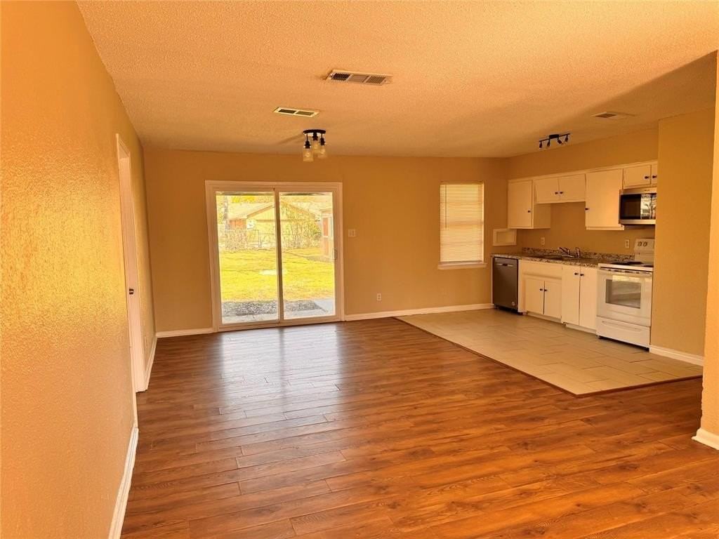 2603 Foxcroft Cir - Photo 4 of 14