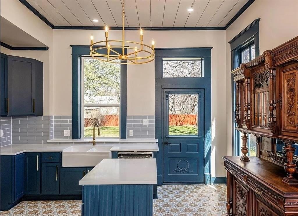 407 E Franklin St - Photo 5 of 18