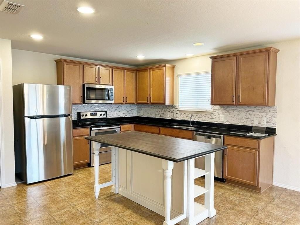 3104 Manuel Creek Dr - Photo 5 of 15