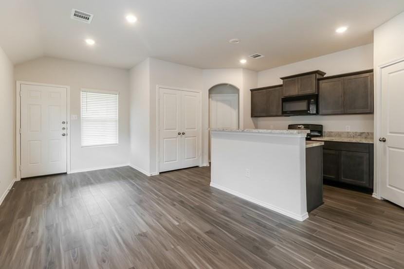 1401 Mark Ln - Photo 3 of 13