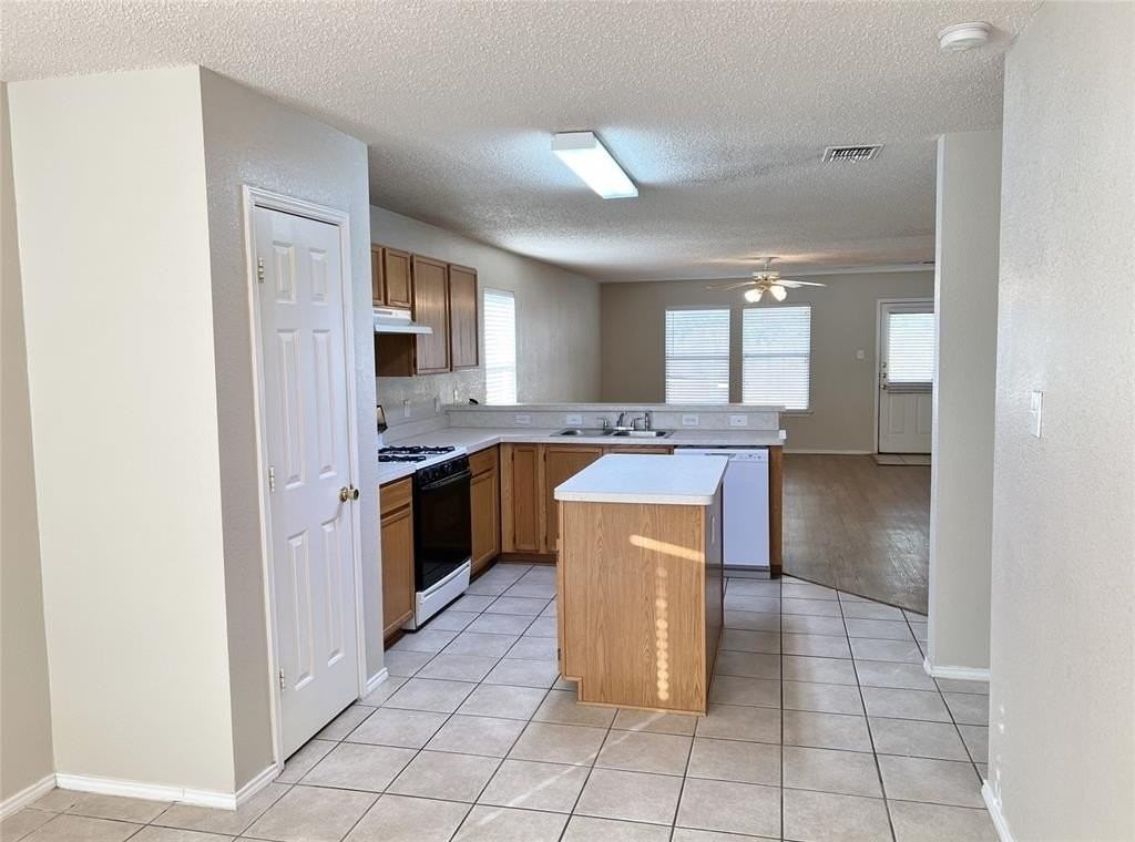 2217 Lookout Ln - Photo 4 of 18