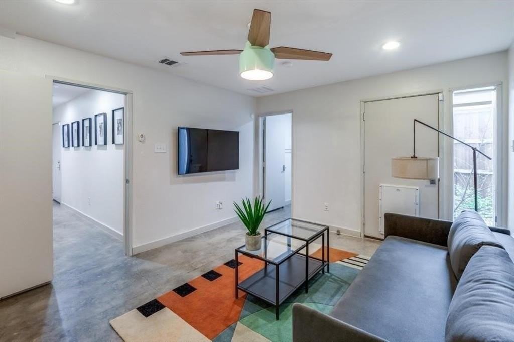 4931 Hornsby Pl - Photo 3 of 23