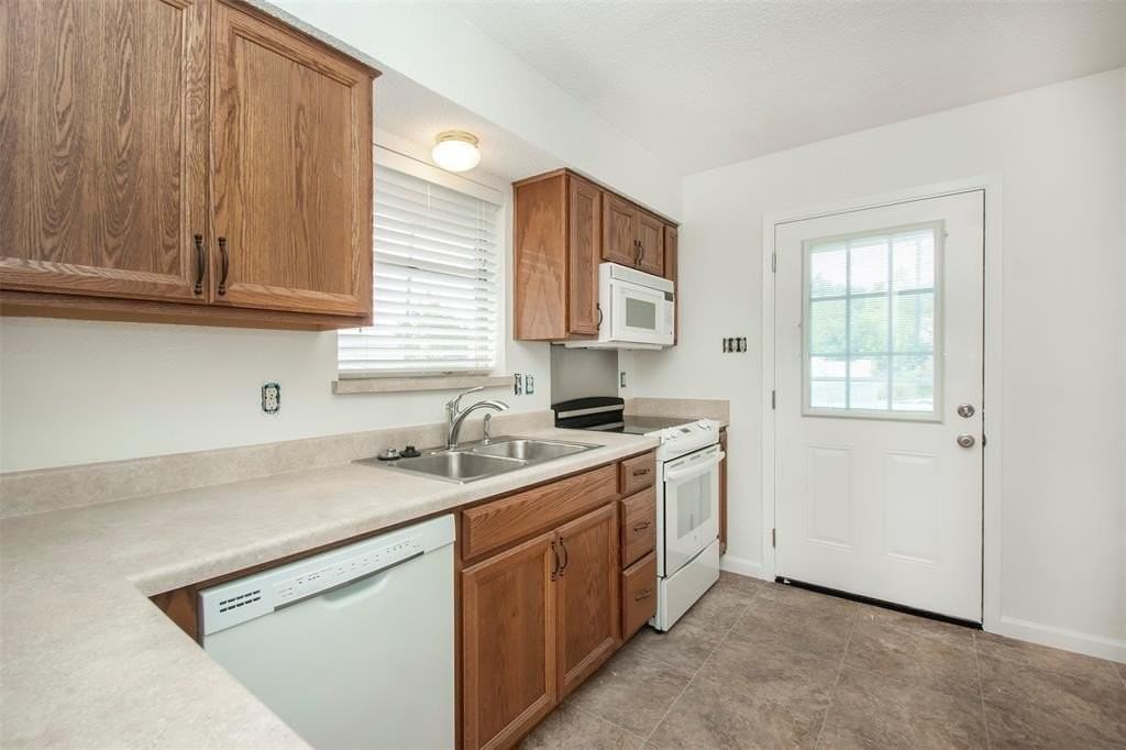 3703 Jewel St - Photo 7 of 16